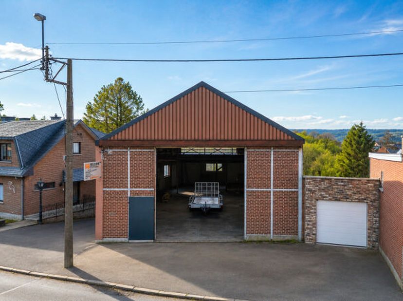 Idéalement situé à proximité de Fléron avec facilités d'accès et proche de tous les commerces, atelier de +/- 200 m² offrant plusieurs possibilités d'