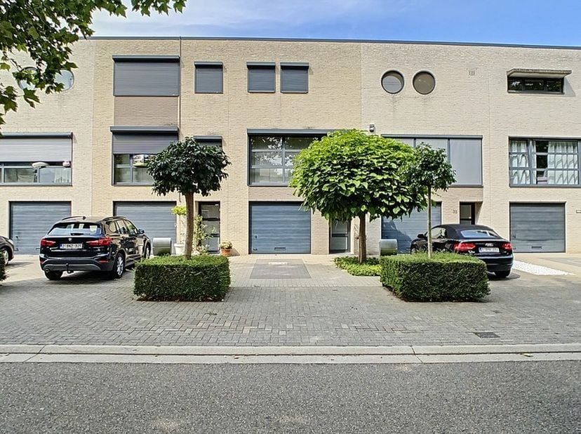 Op zoek naar een comfortabele en goed gelegen huurwoning in Hasselt? Dan is deze ruime bel-etagewoning aan de Kapellekensbampdstraat 35 zeker een bezo