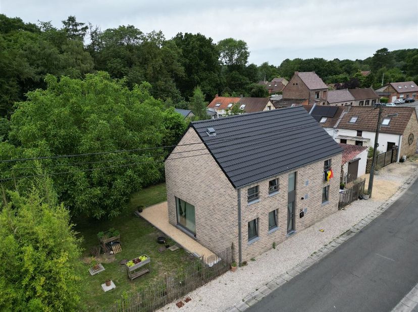Zeer mooi vrijstaand huis met uitstekende energieprestaties, gelegen in een rustige straat in het dorp Grandglise, vlakbij de snelwegen.<br />
De woni