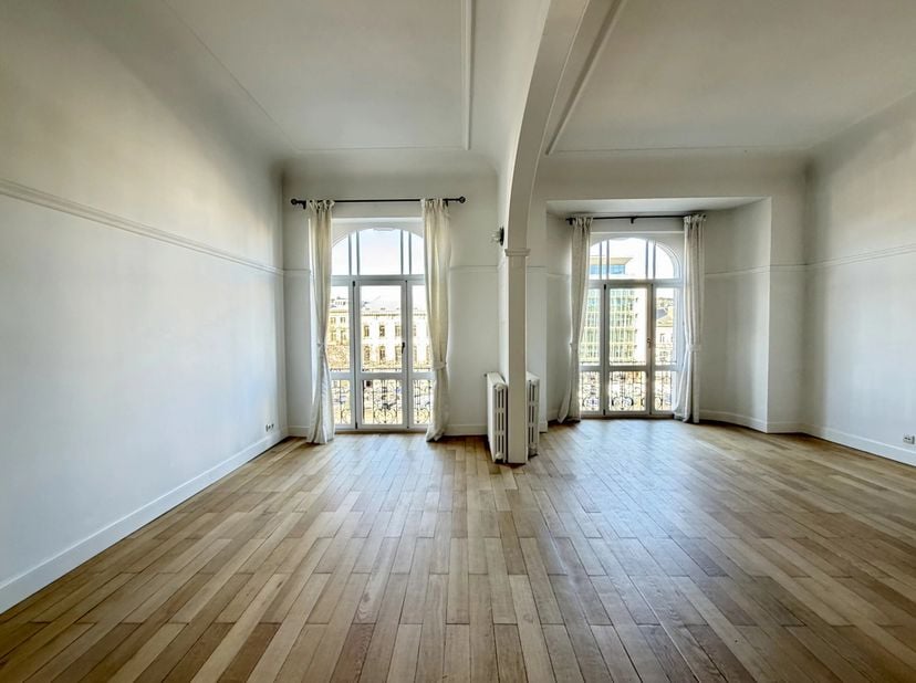 Pand voorgesteld door Debora Peruch<br />
Tel: +32 476 71 28 17  debora.peruch@victoire.be<br />
Victoire Junot stelt u dit prachtige appartement in H