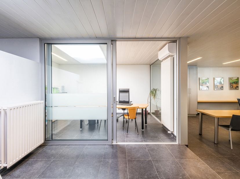 Dit voormalig bankkantoor, gelegen in het centrum van Temse, wordt ingedeeld door een ruime inkomhal/ wachtkamer bij binnenkomst, en een beveiligde bu