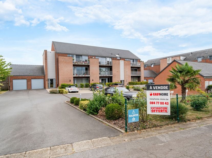 EasyHome stelt u dit prachtig gelijkvloers appartement van 75 m² met 2 slaapkamers voor, inclusief tuin, terrassen, parkeerplaats en garage! Een zeldz