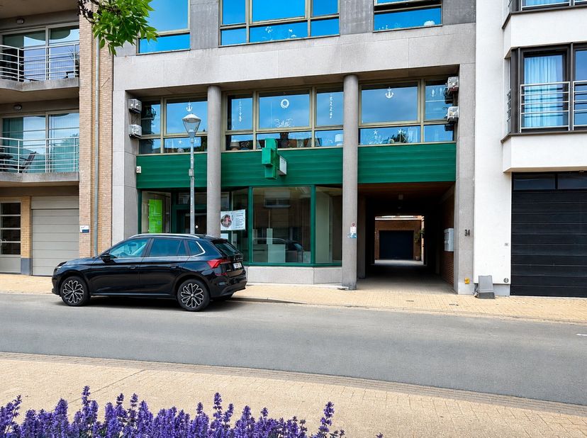 Tof kantoor van ca. 115 m² met een extra grote kelderberging van 42 m², goed gelegen in de Brusselstraat van Zeebrugge. Veel raampartijen aan de straa