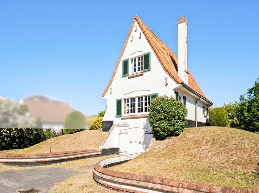 Sint-Idesbald: Te renoveren typische kustvilla op rustige locatie. Deze charmante villa uit 1952 geniet van een topligging en ademt karakter en authen