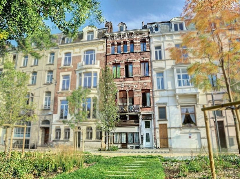 Immeuble de rapport composé  de 5 unités situé dans un emplacement stratégique et très prisé de Tournai. <br />
L'immeuble se compose de cinq appartem