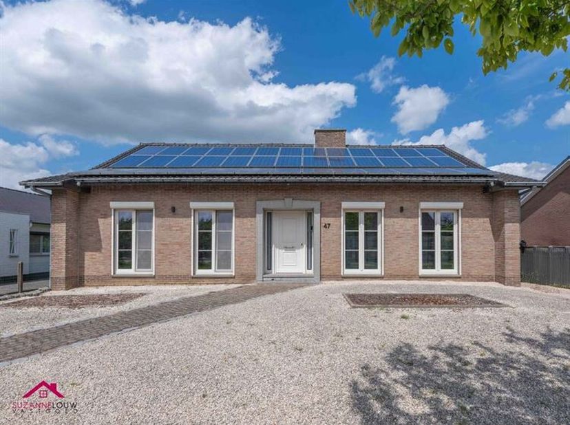 Charmante, rustig gelegen vrijstaande gezinswoning met inpandige garage op volledig omheind perceel<br />
Troeven<br />
- Nabij het centrum<br />
- Ge