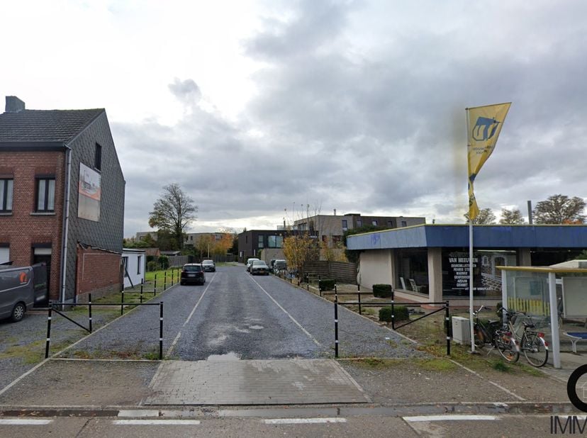 14 ruime buitenstaanplaatsen gelegen rechts van Diestse Baan 22, pal in het centrum van Veerle Laakdal. De staanplaatsen zijn vlot toegankelijk. De ma