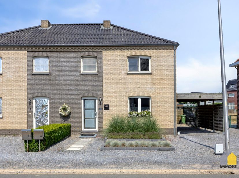 OMSCHRIJVING:<br />
- GELIJKVLOERS: Inkomhal met vestiairenis en gastentoilet, lichtrijke woonkamer (8,40 x 4,00 m) met open keuken, voorzien van koel