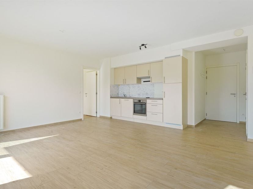 Ligging: Dit recent appartement is gelegen in de Hollebeekstraat in Hoboken, een rustige en aangename buurt met vlotte verbinding naar het centrum van