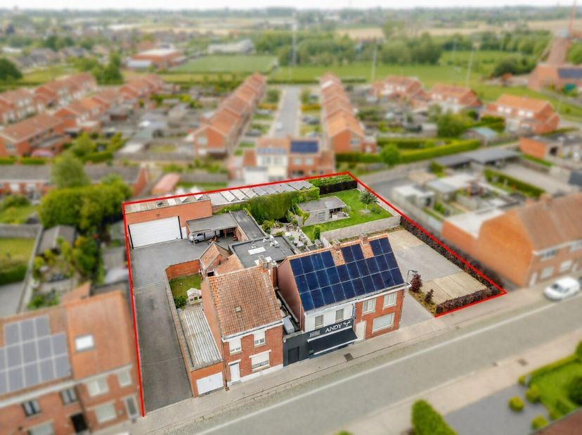 Veelzijdig handelspand in het centrum van Pittem, slagerij en twee woningen.Dit unieke aanbod combineert wonen en werken op één locatie. De perfect in