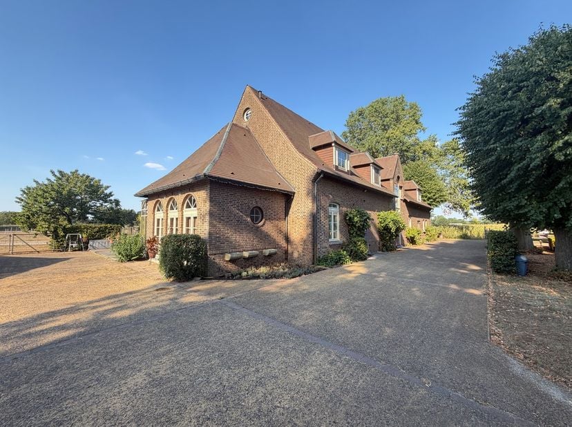 Uniek landhuis op 2 hectare met vergunde paardenstallen te Balen<br />
Locatie:&amp;nbsp;Schoorheide 45, 2490 Balen<br />
Hoofdkenmerken<br />
Bewoonbare