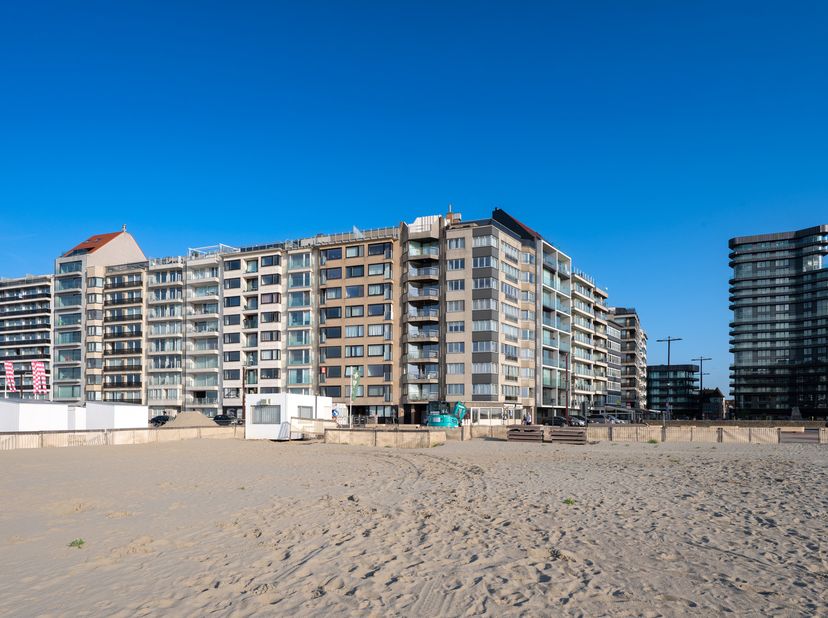 Op de 8ste verdieping van residentie Zeezwaluw bevindt zich dit verzorgd appartement met een prachtig frontaal zicht op zee.<br />
<br />
De leefruimt