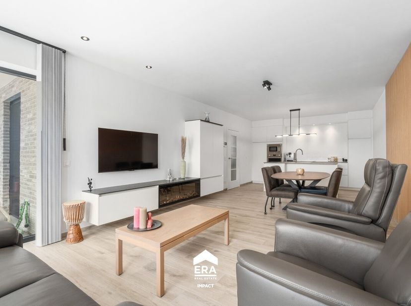 Ontdek dit prachtig instapklare gelijkvloerse nieuwbouwappartement (bouwjaar 2023) op een uitstekende ligging in Bree. Dankzij de volledige indeling o