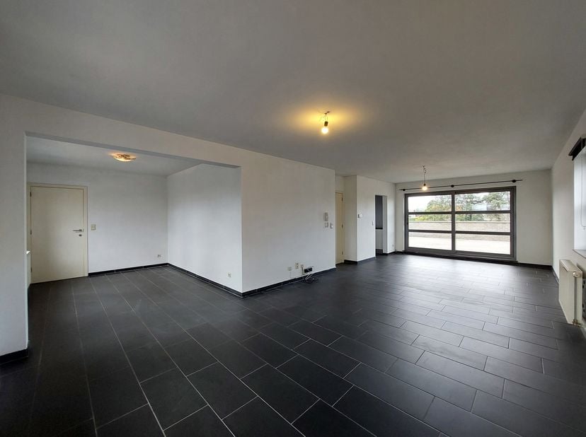 Ruim duplex appartement ( 195 m² ) met 3 slaapkamers, inpandige garage en groot terras in Lommel!<br />
Beschikbaar vanaf 1 september 2026 <br />
INDE