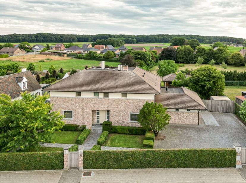 Deze prachtige villa, gebouwd in 2004, is gelegen in Opitter en biedt alle comfort. Met een bewoonbare oppervlakte van 495 m² geniet je hier van ruimt