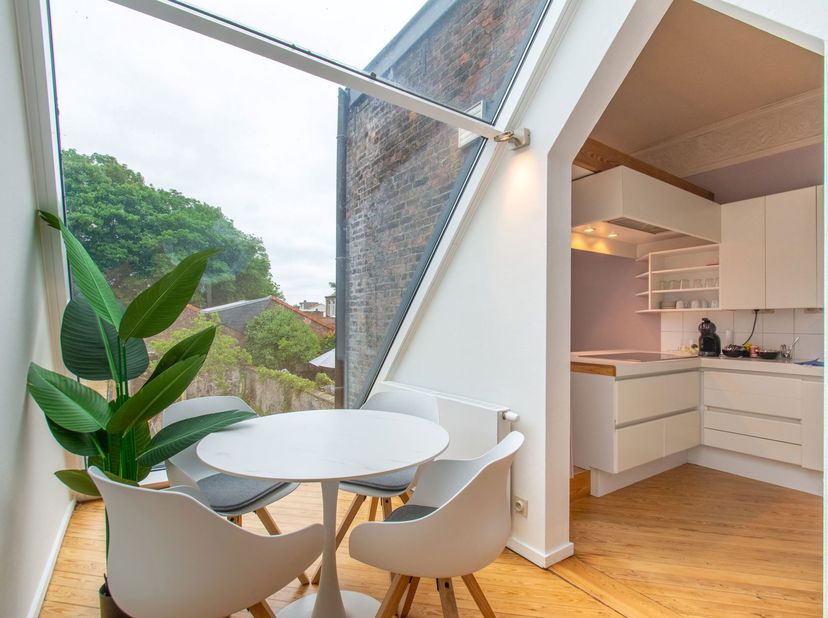 Ontdek deze verrassend ruime woning vol charme en karakter, ideaal gelegen in een rustige straat in de stad. Achter de statige gevel schuilt een huis