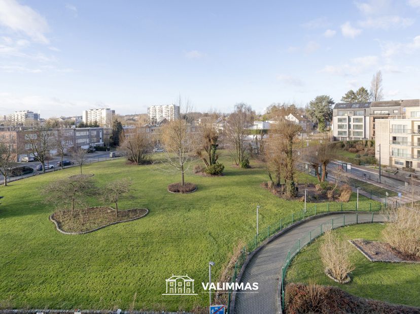 VALIMMAS verkoopt dit welgelegen en gerenoveerd appartement met ruim terras en kelder.    <br />
<br />
Het appartement bevindt zich op de 4de verdiep