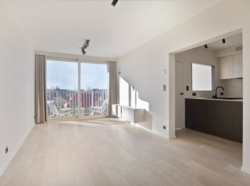 Cet appartement a été rénové avec des matériaux de qualité et respire la classe et la finesse. Toutes les techniques ont été entièrement rénovées, l'é