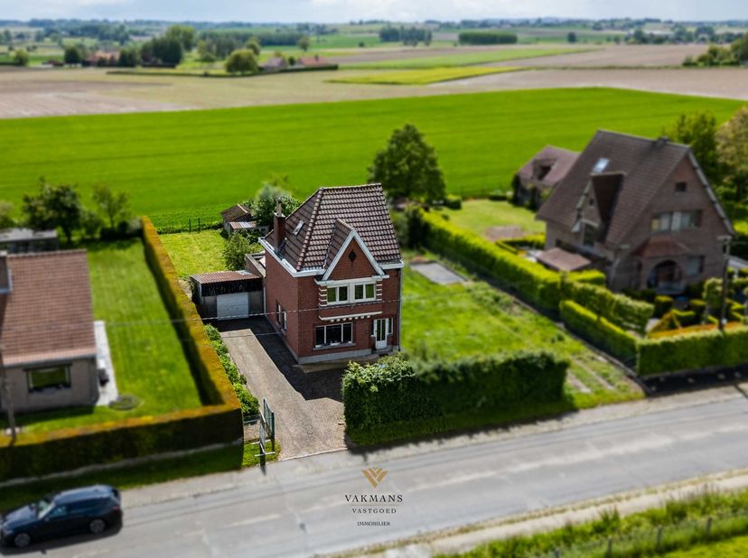 Midden tussen de velden, staat deze zeer charmante te renoveren half open bebouwing met een prachtige zuid gerichte tuin. Op den buiten maar tegelijk