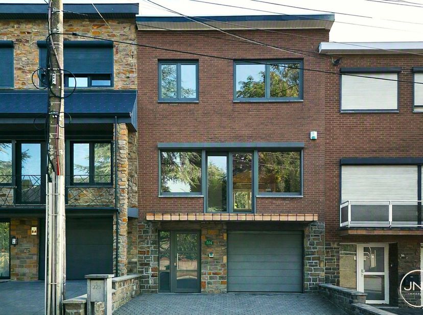 JNP Immobilier a le plaisir de vous présenter cette magnifique maison 2 façades avec jardin et terrasse. Située sur les hauteurs de Flémalle, proche d