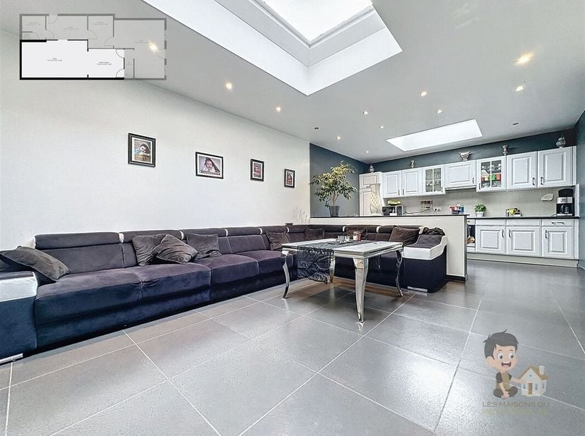 À Vendre : Charmante maison 3 façades à Houdeng-Goegnies<br />
Superficie : 218 m²<br />
Localisation : Houdeng-Goegnies<br />
Découvrez cette spacieu