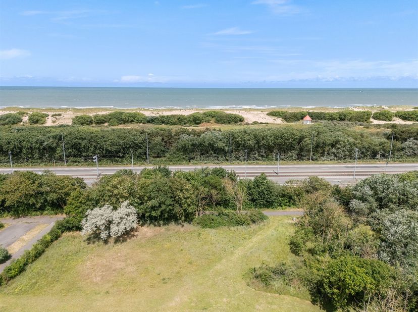 Uitzonderlijk handelspand met terrassen op toplocatie<br />
Op een absolute topligging in het centrum van Bredene bevindt zich dit indrukwekkende han