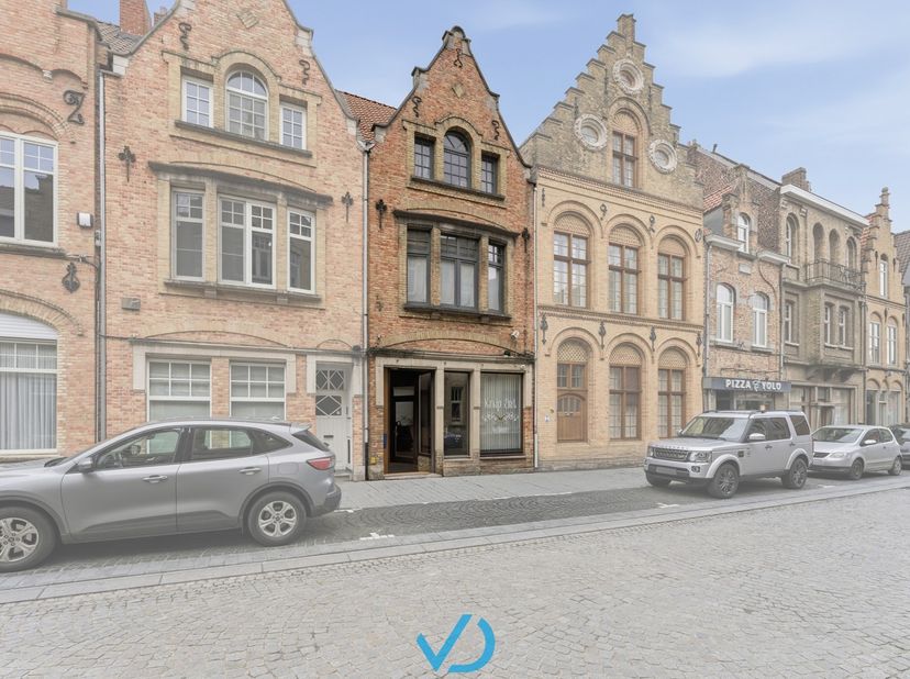 In de&amp;nbsp;Diksmuidestraat, één van de belangrijkste&amp;nbsp;toegangswegen naar de Grote Markt van Ieper, vinden we deze&amp;nbsp;instapklare woning met hand