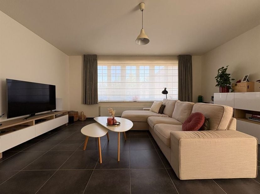 Instapklaar appartement met 2 slaapkamers, terras, garagebox en ondergrondse staanplaats <br />
Ligging: Dit instapklare appartement is gelegen net bu