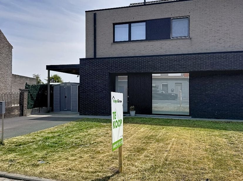 Deze recente ruime nieuwbouwwoning met uitzicht op de velden is gelegen op een grondoppervlakte van 369 m². <br />
Deze woning heeft een bewoonbare op