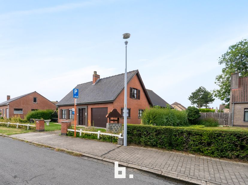 De woning beschikt over ruime leefruimtes met veel natuurlijke lichtinval. De gezellige living biedt zowel zicht op de straatzijde als op de tuin en s