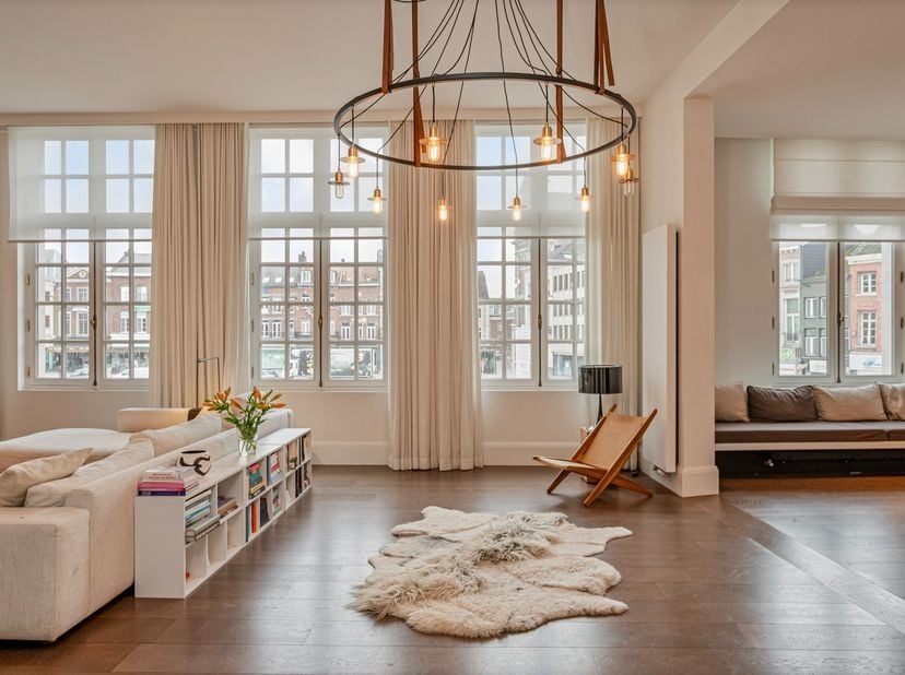 Welkom op de Grote Markt 33 te Sint-Truiden<br />
<br />
Exclusief wonen in het historische hart van de stad<br />
<br />
+++ Bekijkt u dit pand via e