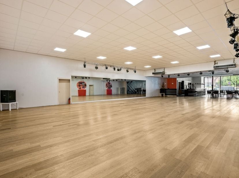Voormalige dansschool / bioscoop (495m²) in centrum Herentals<br />
<br />
Dit handelshuis is zeer gunstig gelegen in het centrum van Herentals, op