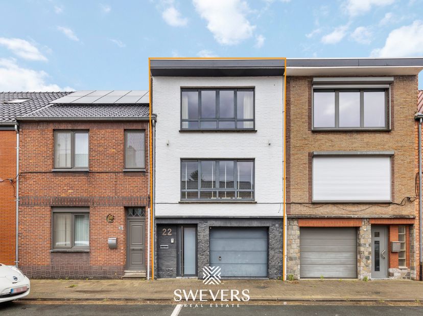 Voor meer info en foto’s, surf naar www.swevers.be – In het hart van Leopoldsburg vindt u deze charmante en instapklare rijwoning met centrale ligging