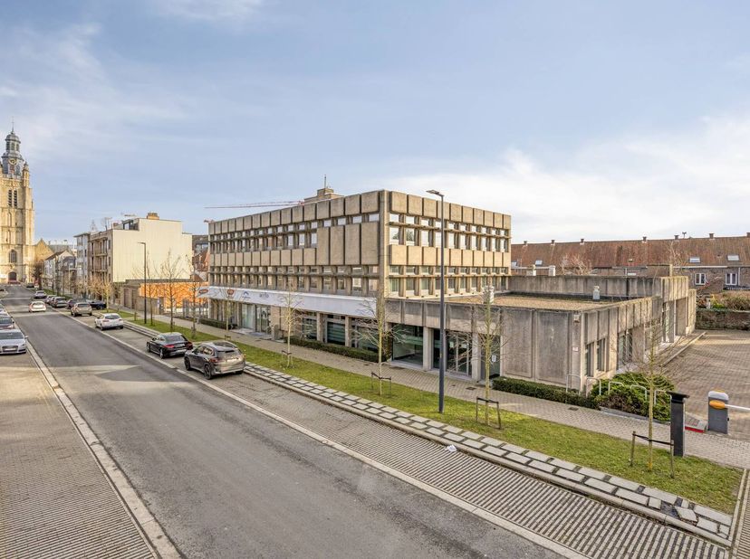 Instapklaar kantoorgebouw van ca. 1.547m² met ca. 80 private parkeerplaatsen en fietsenparking in het centrum van Roeselare.<br />
<br />
Grondoppervl