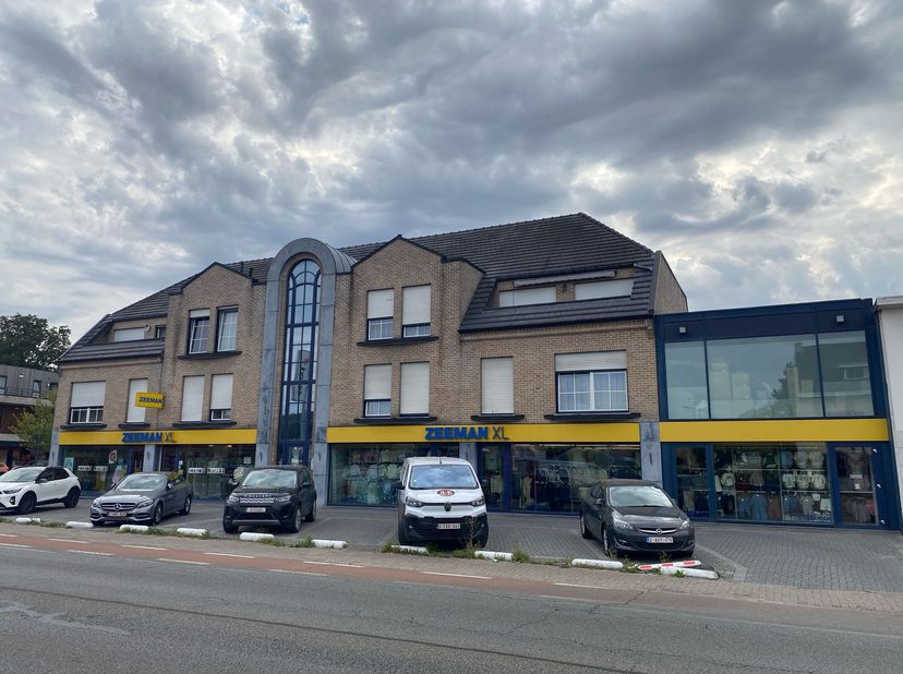 Schitterende gelegen handelszaak (672m² volgens EPC) op de Koolmijnlaan 342- 344 te Beverlo -Beringen-Mijn (recht tegenover Colruyt).  Met parking zow