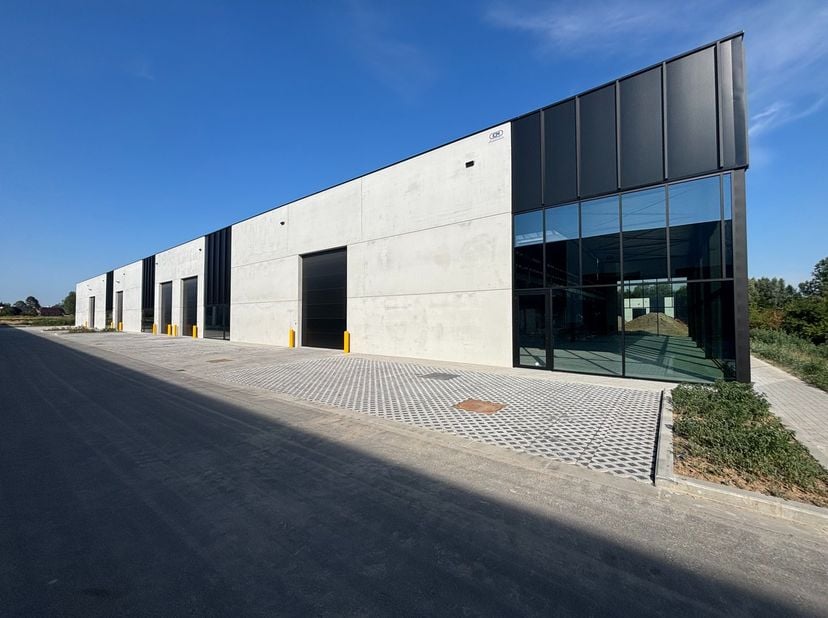 Nieuwe bedrijfsruimte te huur binnen het wetenschapspark QUALITIS in Enghien, strategisch gelegen langs de A8-E429.<br />
<br />
Deze configuratie com