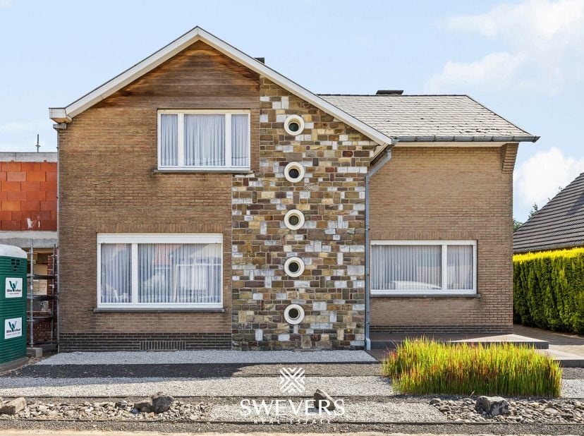 Voor meer info en foto’s, surf naar www.swevers.be – ontdek deze halfopen woning aan de Cartuyvelsstraat 1A in Linter, een ruim renovatieproject met t