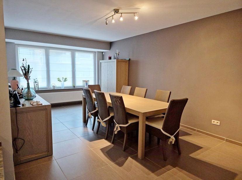 Instapklaar gelijkvloers appartement met grote koer, 4 kamers, 2 badkamers en garage – op enkele stappen van de vernieuwde zeedijk!<br />
Dit volledig