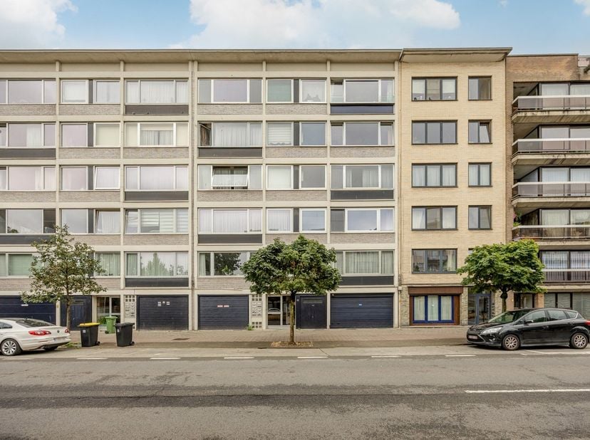 Bij het betreden van het appartement kom je terecht in een ruime inkomhal, voorzien van talrijke ingemaakte kasten die zorgen voor een overvloed aan o