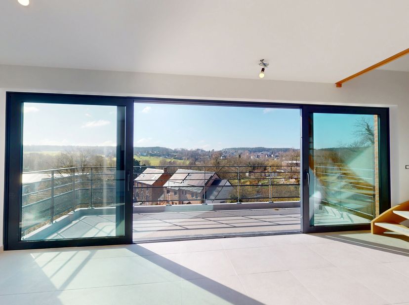 Locatie :<br />
Gelegen aan de ingang van het dorp Faux met vrij uitzicht over het omliggende platteland, profiteert dit gebouw van een zeer snelle to