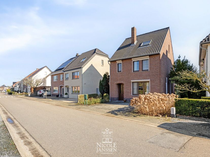 Deze open gezinswoning biedt de mogelijkheid om volledig gelijkvloers te kunnen wonen en is snel beschikbaar.  In de afgelopen jaren werd de nodige aa