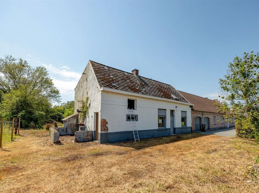 Op zoek naar een renovatieproject met ruimte, rust en talloze mogelijkheden? Dan is deze halfopen bebouwing aan de Scherpstuklei 1 in Putte beslist ee
