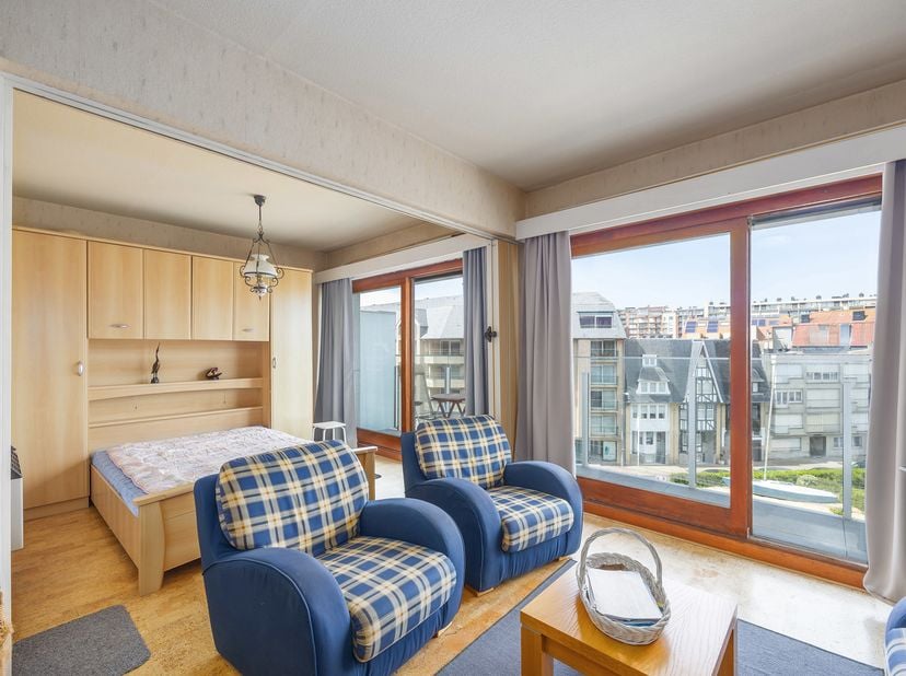 Residentie EDELWEISS : Instapklaar en gemeubileerd appartement met prachtig open zicht gelegen op de vierde verdieping. Dit lichtrijke appartement gen