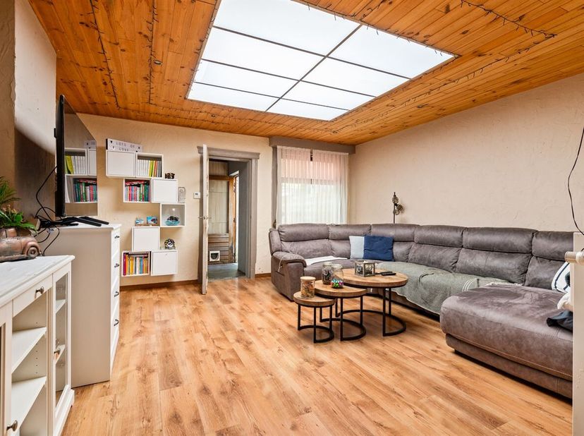Ligging: De woning is gunstig gelegen in Merksem, met vlotte bereikbaarheid en in de nabijheid van winkels, openbaar vervoer, scholen en andere dageli