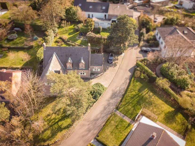 In Herent mogen we u deze prachtige, karaktervolle villa aanbieden. Ze is uitstekend gelegen in een doodlopend straatje op een knap hoekperceel van 8