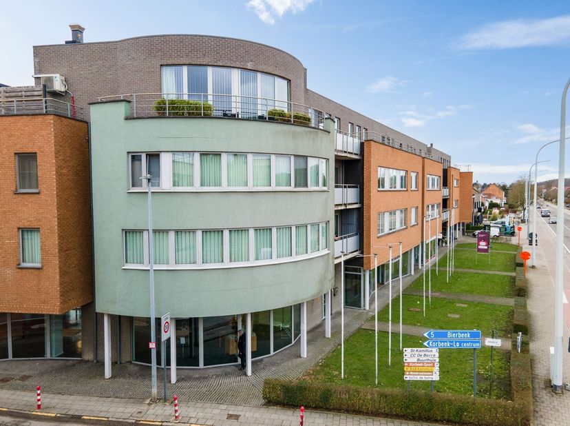 Strategisch gelegen handelspand met tal van mogelijkheden – zichtlocatie nabij Leuven<br />
Op een goed zichtbare locatie langs de Tiensesteenweg in