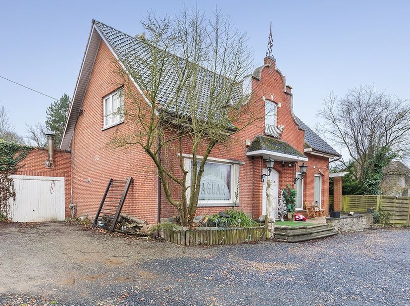 Vlakbij het Gouden Kruispunt treffen we dit pand aan op een terrein van ruim 12 are. Er is veel parkeergelegenheid en de villa heeft achteraan een omh