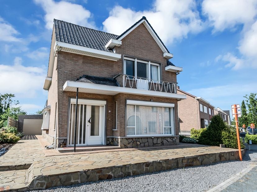 Karaktervolle open bebouwing in het centrum van Veerle-Laakdal<br />
Deze karakteristieke eengezinswoning geniet van een uiterst centrale ligging in h