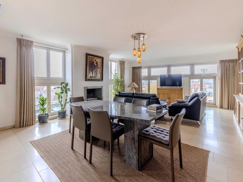 Exclusieve penthouse op de hoogste verdiepingen in residentie "Den Tiber". Een ware eyecatcher in één van de mooiste straten van Lier. Aan de Binnenet