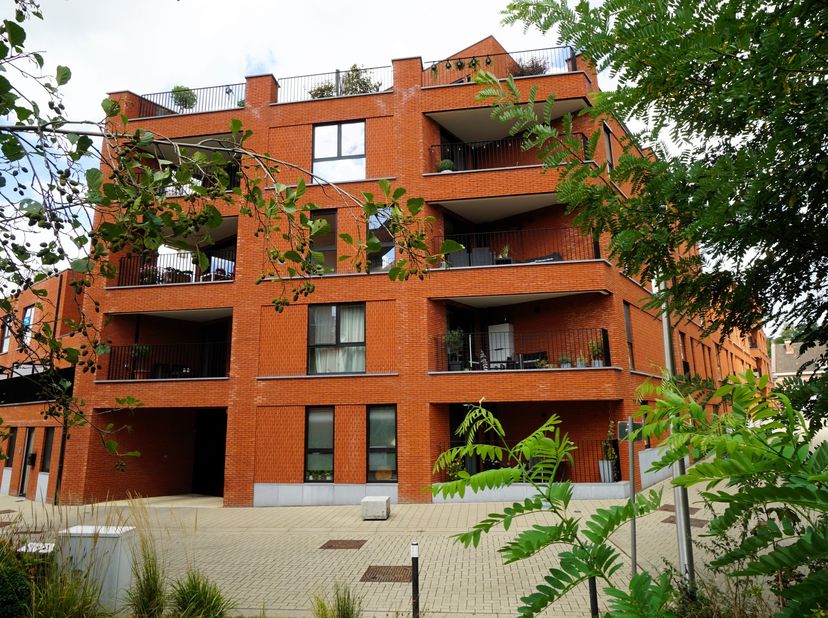 Volledig afgewerkt en rustig gelegen tweeslaapkamer appartement met zicht op de groene gordel rond de Stad. Het appartement is gelegen aan de Demerdij